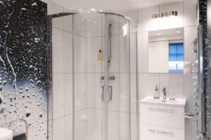 Jak wymienić rolki do kabiny prysznicowej? Wybór, zakup i montaż