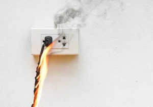 Zwarcie instalacji elektrycznej – przyczyny, objawy
