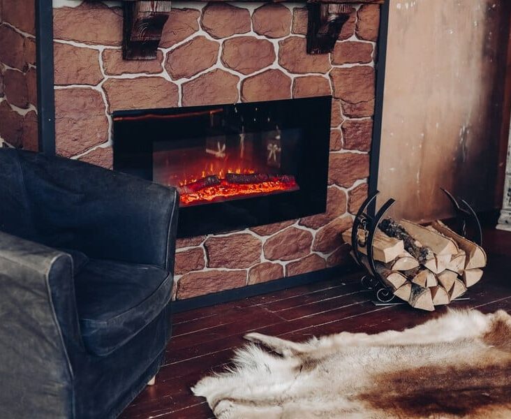 czym palić w kominku