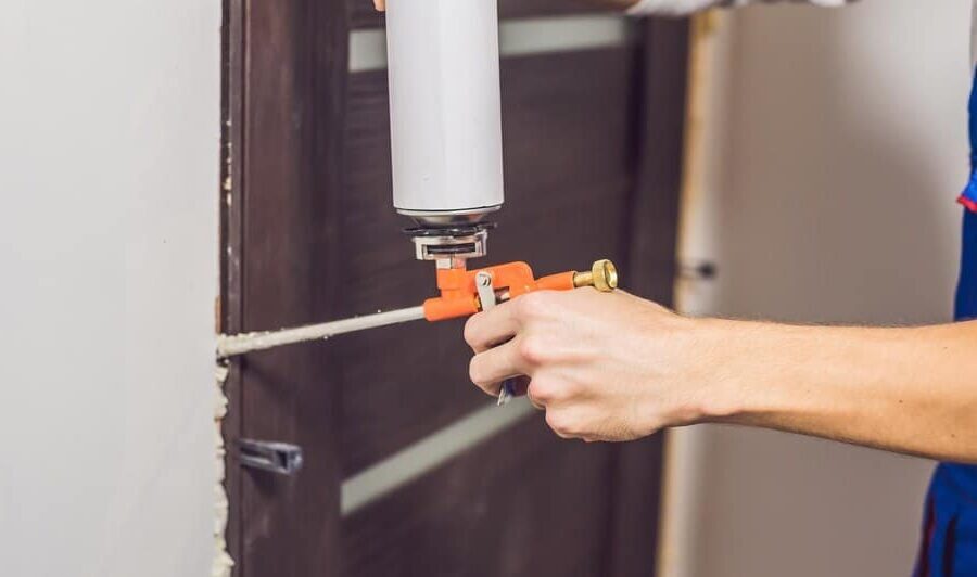 Jak usunąć piankę montażową?