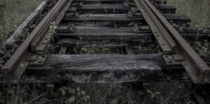 Dlaczego nie należy stosować podkładów kolejowych w ogrodzie?