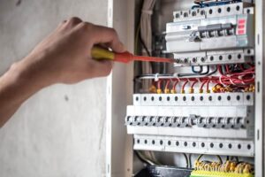 Lokalizacja skrzynki elektrycznej – co mówią przepisy?