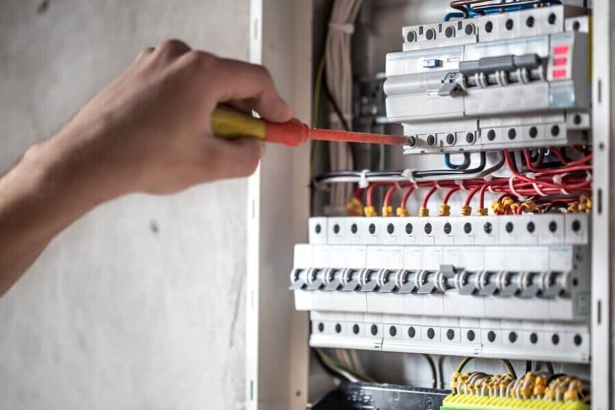 lokalizacja skrzynki elektrycznej zgodnie z przepisami i bhp