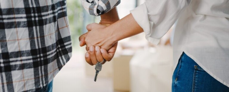 Wzór protokołu zdawczo-odbiorczego (do pobrania) Dla Twojej wygody przygotowaliśmy gotowy wzór protokołu zdawczo-odbiorczego w formacie PDF. Możesz go pobrać, wydrukować i uzupełnić podczas przekazywania nieruchomości. Pobierz wzór protokołu zdawczo-odbiorczego (PDF) Pamiętaj, że dokument można edytować, aby dostosować go do indywidualnych potrzeb. Dzięki niemu zabezpieczysz interesy swoje oraz drugiej strony, unikając problemów w przyszłości. Jeśli masz dodatkowe pytania dotyczące sporządzania protokołu lub potrzebujesz pomocy przy jego wypełnianiu, zawsze warto skonsultować się z prawnikiem lub specjalistą z zakresu nieruchomości.