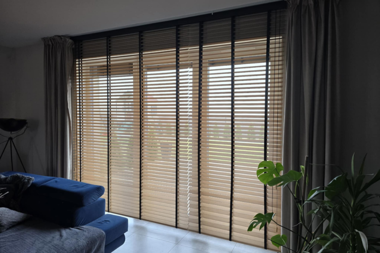 żaluzje bambusowe montowane nad wnęką