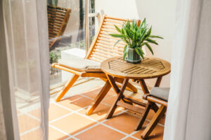 Podłoga na balkon: płytki, deska kompozytowa, sztuczna trawa… co wybrać?
