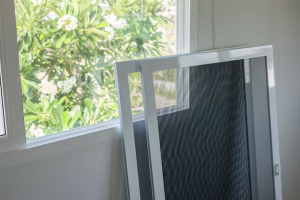 Moskitiery do okien i drzwi balkonowych: ramkowa, rolowana, plisowana, przesuwna