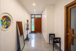 Światło w korytarzu bez okna: trzy sprawdzone układy dla krótkiego, średniego i długiego „tunelu”