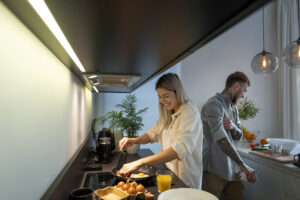 Oświetlenie kuchni w praktyce — jak ustawić światło nad blatem, stołem i w szafkach, żeby było wygodnie