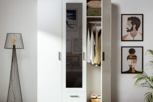 Srebrne, brązowe, grafitowe – jakie lustra w szafach są najpopularniejsze?