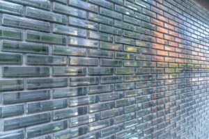 Cegły szklane i bloczki szklane: Nowoczesna definicja luksusu w architekturze wnętrz i elewacji